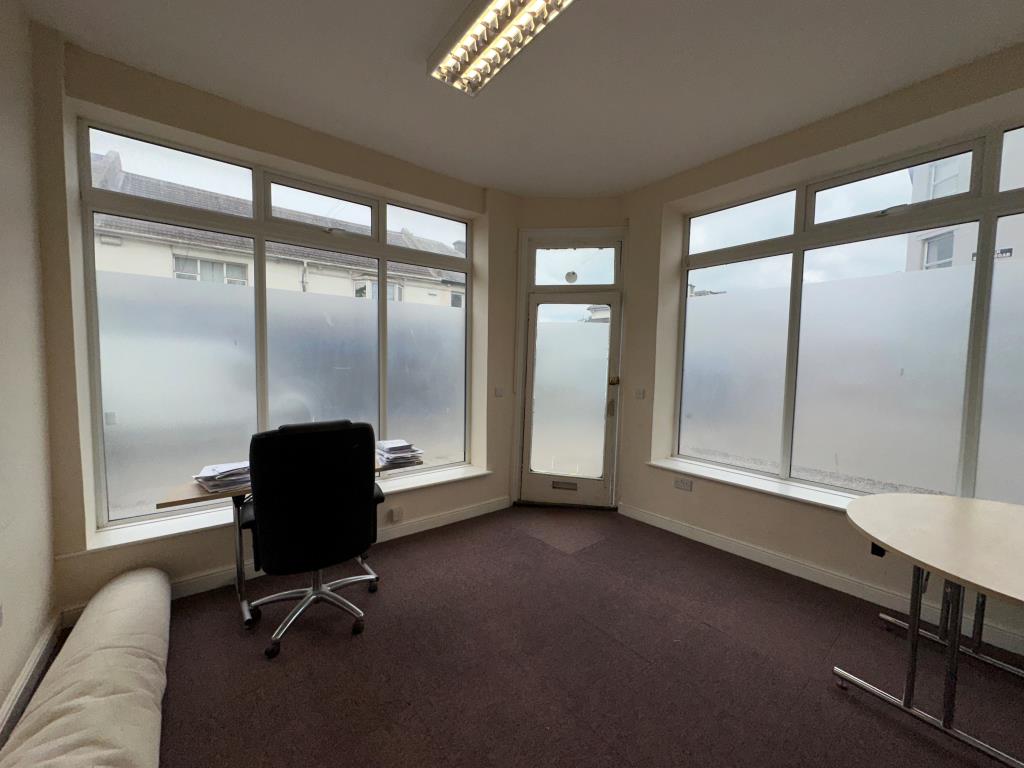 Lot: 74 - GROUND FLOOR OFFICE FOR INVESTMENT - open plan office